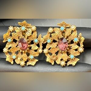 🙅♀️donated🙅♀️Earrings - signed ART - gold tone - clip back 1029